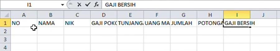 Praktik Terbaik Membuat Tabel di Excel 2 mengisi sel judul kolom tabel di Excel